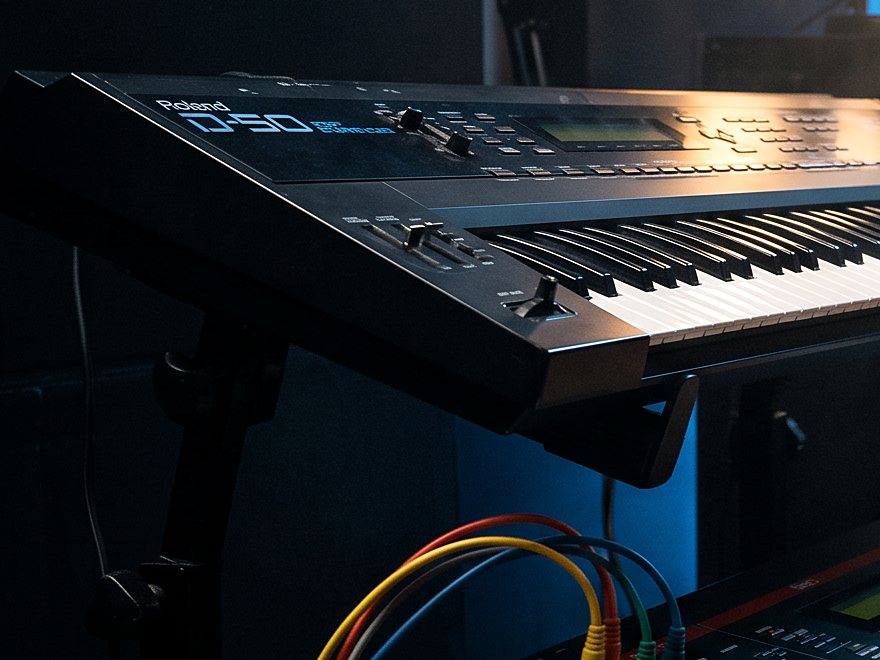 Der Roland D-50 über dem Arbeitsplatz